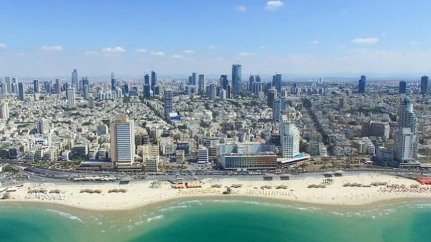 Vista aérea de una de las playas de Israel con la ciudad de Tel Aviv de fondo.