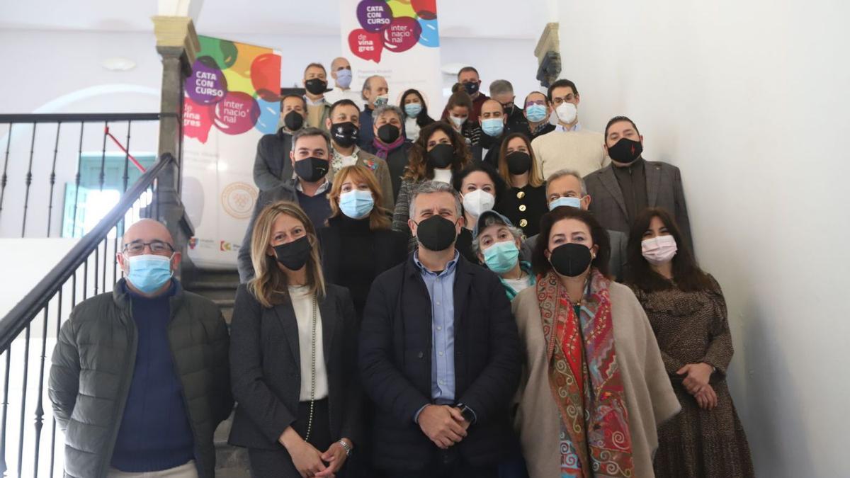 Francisco Ángel Sánchez, en el centro, con los catadores del concurso Vinavin.