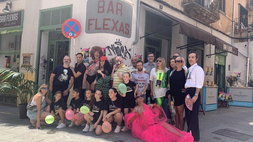 Las claves de la fiesta del Flexas: vestir de flúor y bailar flamenco