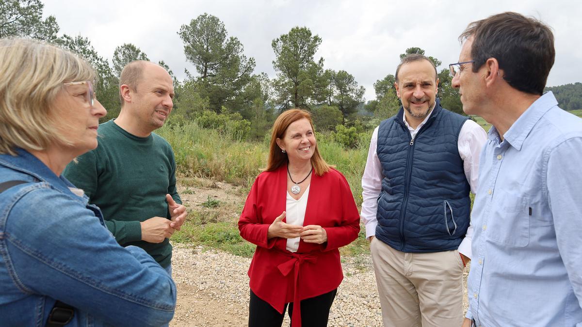 La diputada de Carreteras, Reme Mazzolari, junto a los alcaldes de Moixent y la Font, en una visita a estas localidades.
