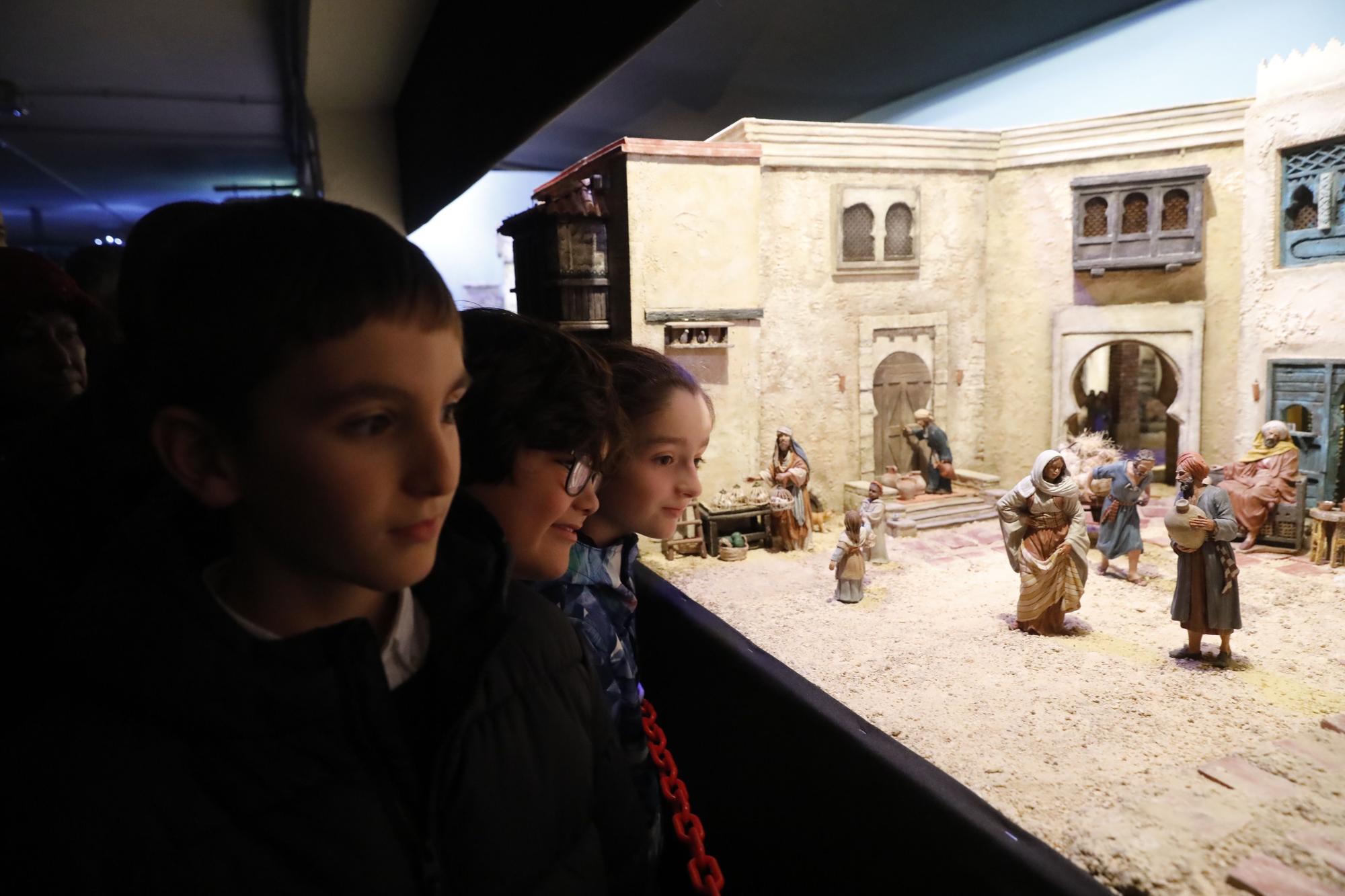 En imágenes: El colegio de la Inmaculada celebra la festividad de la Virgen e inaugura el Belén