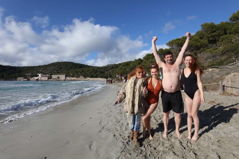 Primer baño del año en ses Salines.