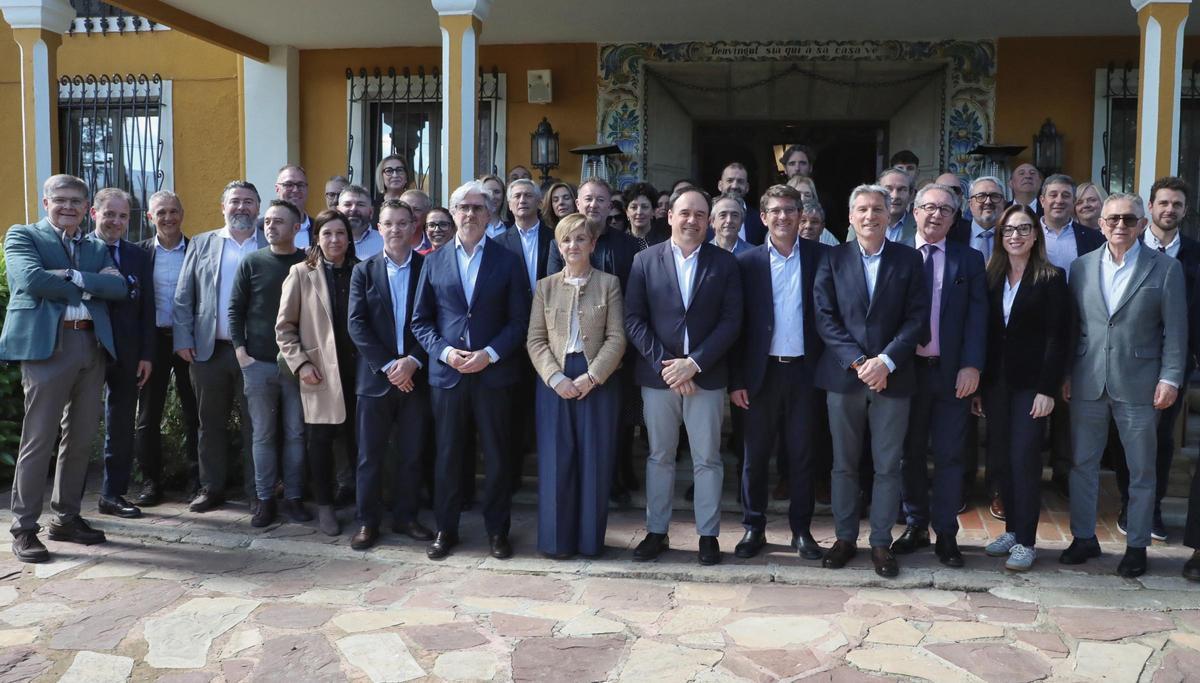 Pérez Llorca y empresarios de la Vall d'Albaida en el encuentro, este viernes.