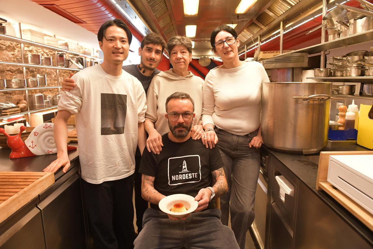 El chef Iván Domínguez con el flan de NaDo junto a su equipo