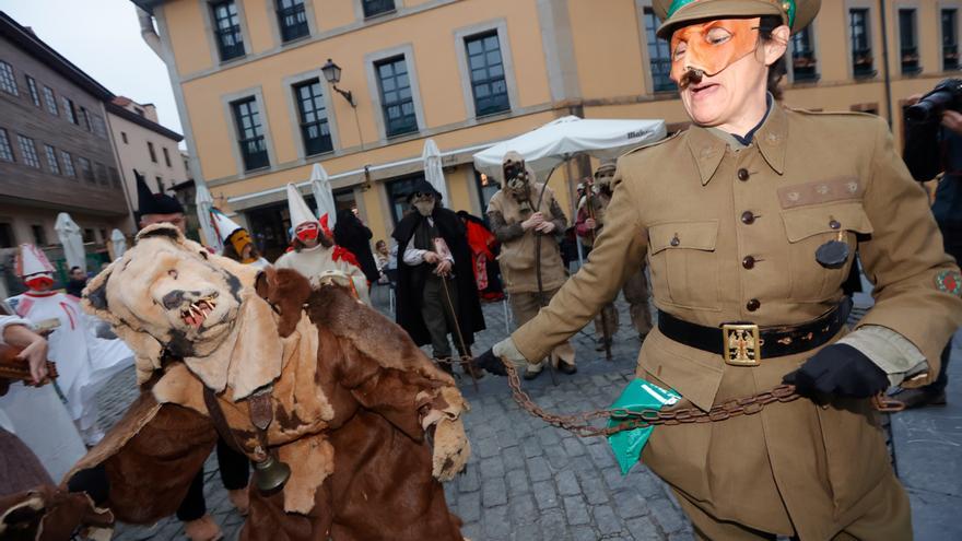 Los Mazcaritos toman el Casco Antiguo de Oviedo a ritmo de crítica social en el Carnaval de Oviedo