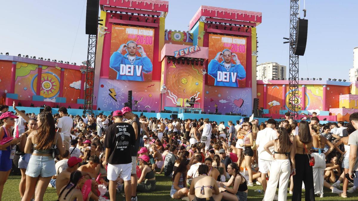 Asistentes a la última edición del Zevra, frente al escenario.