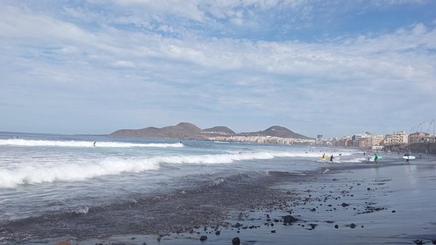 Cielos nubosos y mar de fondo este domingo en Canarias