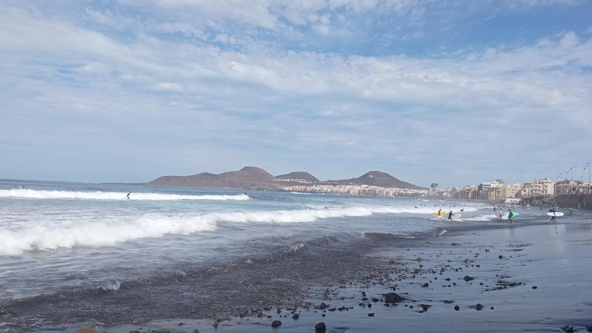 Cielos nubosos y mar de fondo este domingo en Canarias. En la imagen, playa de Las Canteras.