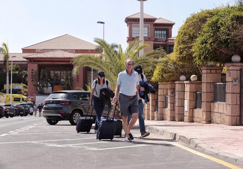 Seguimiento a los alojados en el Hotel H10 de Adeje. Saliendo turistas y consejera sanidad Teresa Cruz Oval  | 28/02/2020 | Fotógrafo: María Pisaca Gámez