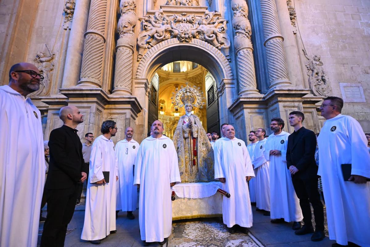 Cantores del Misteri portaron a la Patrona de Elche en procesión este lunes por el 25 aniversario de la declaración de la Unesco