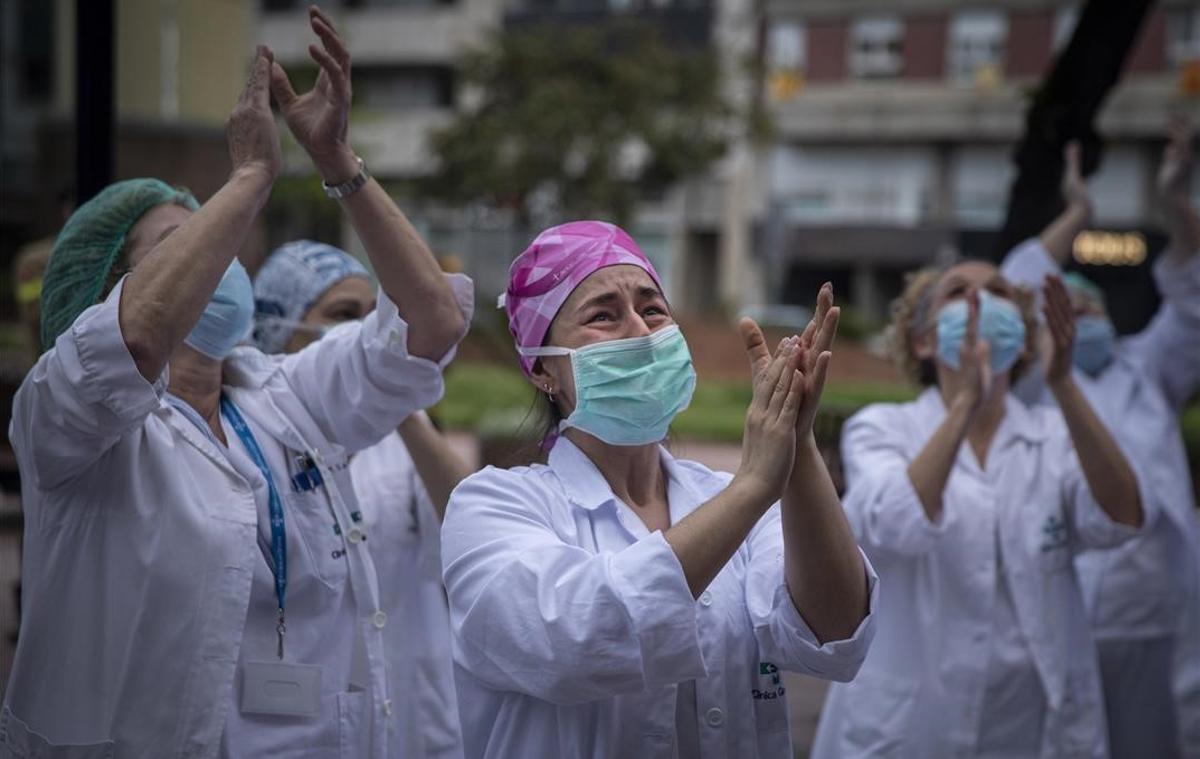 Una enfermera de la clínica Girona se emociona durante los minutos de aplausos que les dedican los vecinos a diario desde que comenzó la pandemia. La imagen es del 23 de abril del 2020.