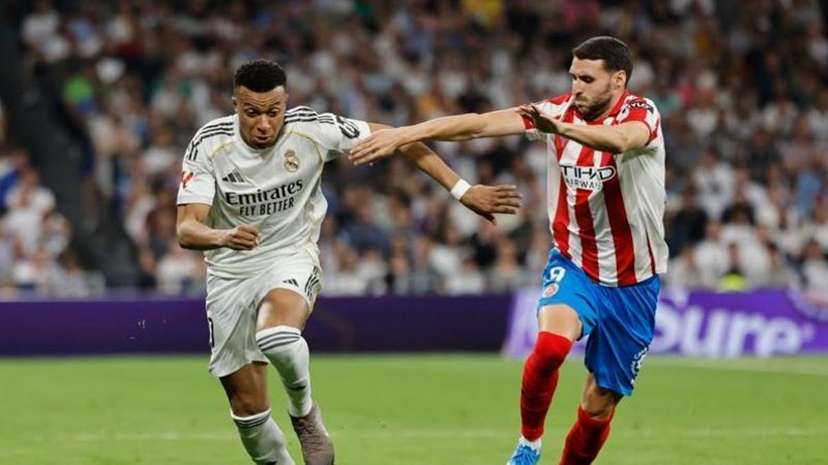 Mbappé i Abel Ruiz disputen una pilota durant el partit de divendres al Bernabéu.