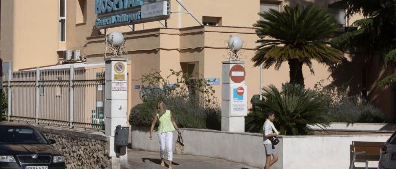 Usuarios en la entrada principal del Hospital General de Ontinyent, ayer. | PERALES IBORRA