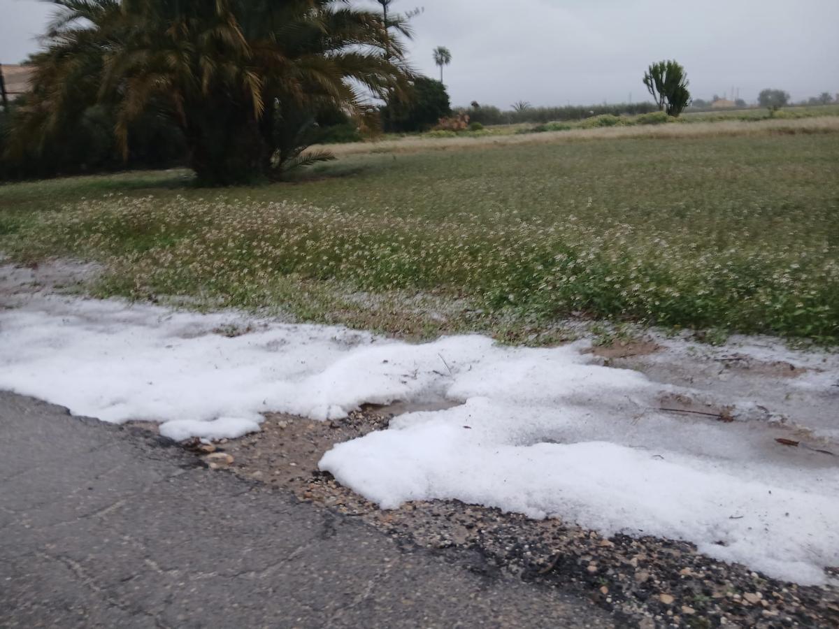 Imagen captada por un agricultor en Perleta este martes por la mañana en la que se puede apreciar una amplia capa de granizo