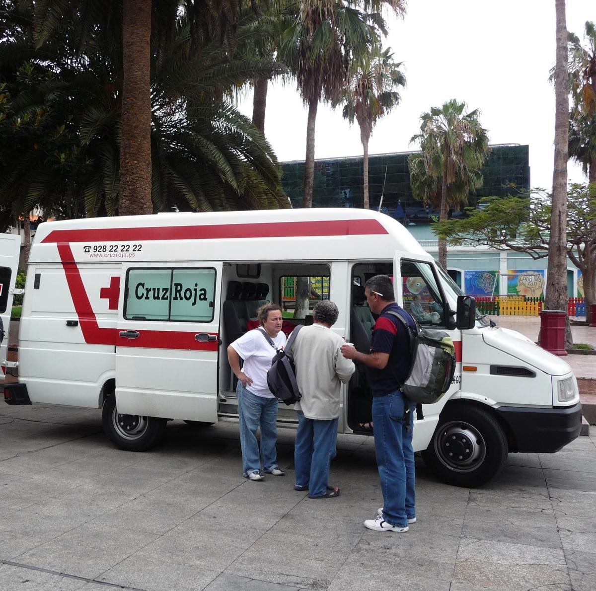 La unidad de Cruz Roja atendiendo a personas sin hogar en los alrededores del Parque Santa Catalina.