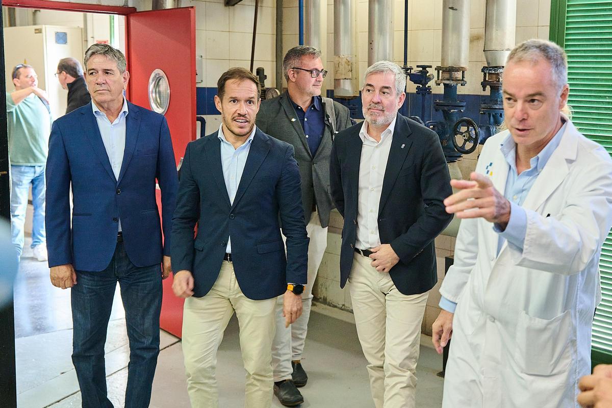 Erasmo García (i), Mariano H. Zapata, Fernando Clavijo y Pablo Eguia, este miércoles, en el Hospital Universitario de Lanzarote Doctor José Molina Orosa