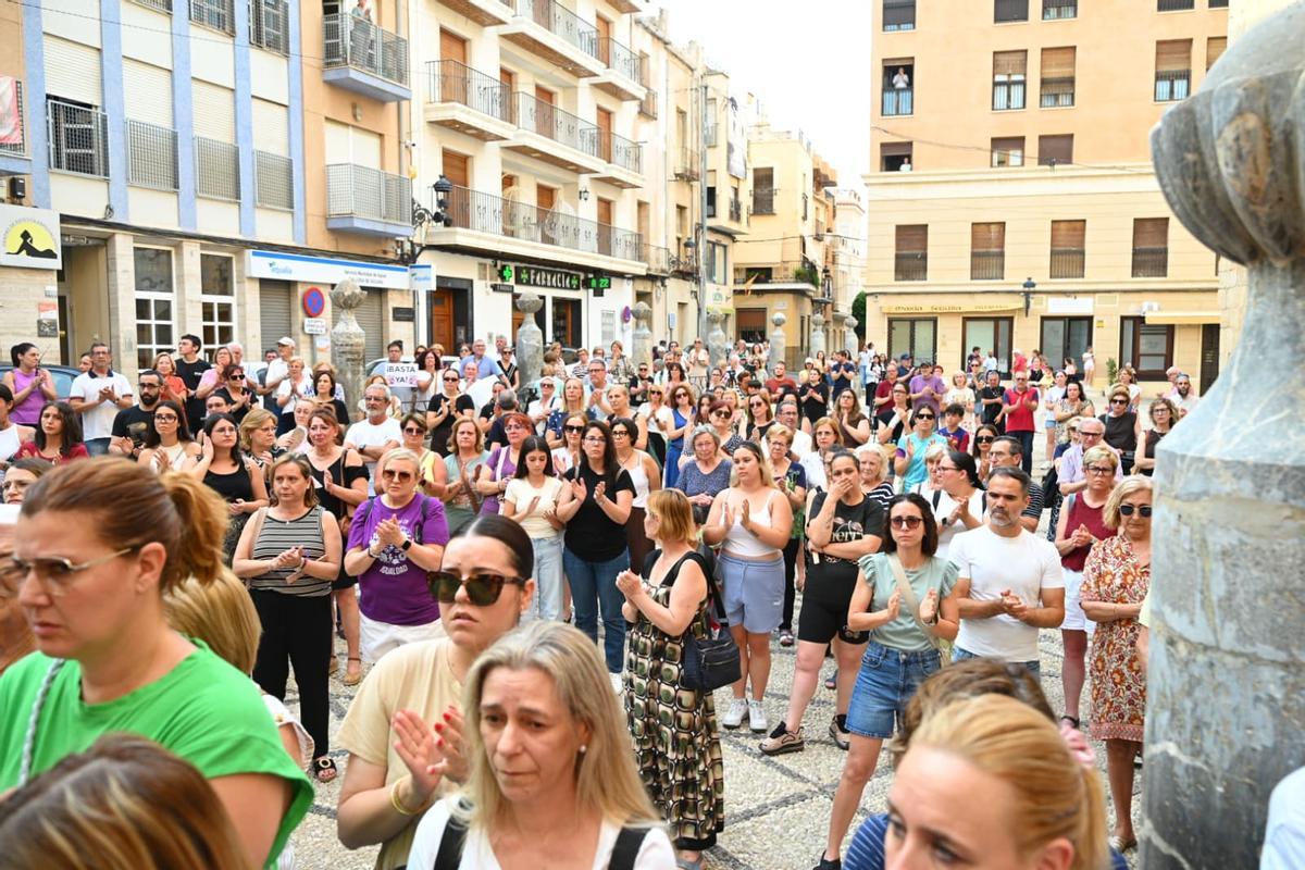 Minuto de silencio tras el crimen machista que ha acabado con la vida de Patricia en Callosa de Segura Minuto de silencio tras el crimen machista que ha acabado con la vida de Patricia en Callosa de Segura