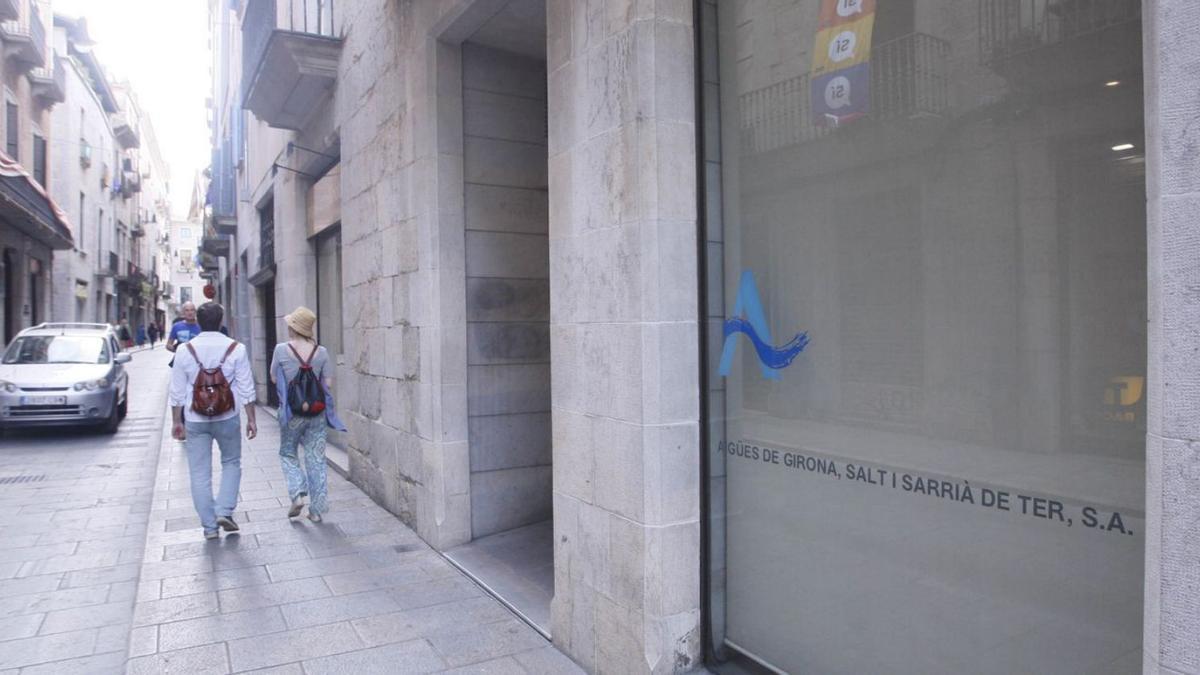 La seu d’Aigües de Girona, Salt i Sarrià al carrer Ciutadans de Girona, en una imatge d’arxiu. | MARC MARTÍ