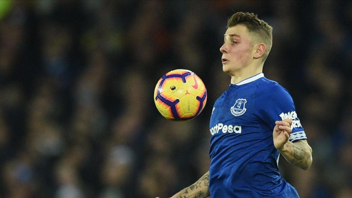 Digne en un partido con el Everton