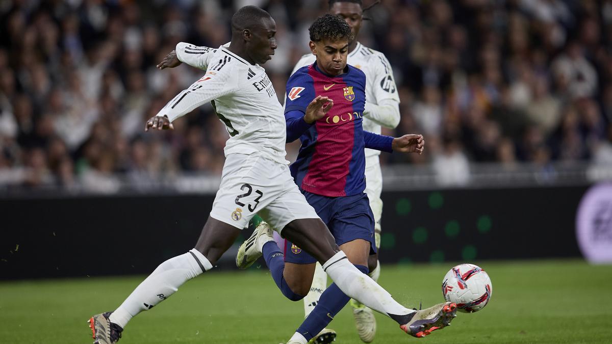 Lamine Yamal, jugador del FC Barcelona, disputa un balón con Mendy y Camavinga, del Real Madrid.