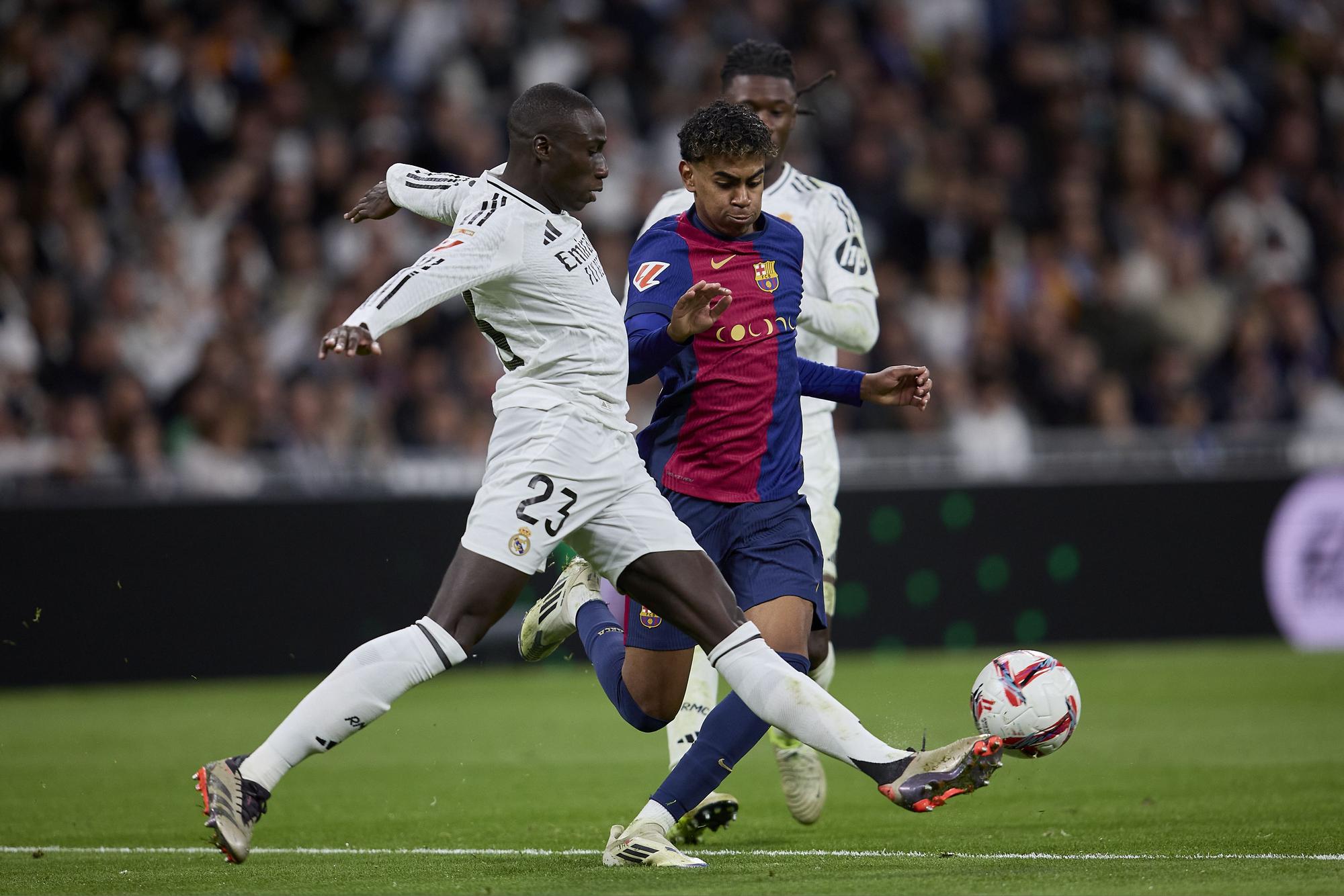 INSULTOS RACISTAS LAMINE | El interminable bochorno racista del fútbol español: del "moro de mierda" contra Lamine al "Vinicius, eres un mono"