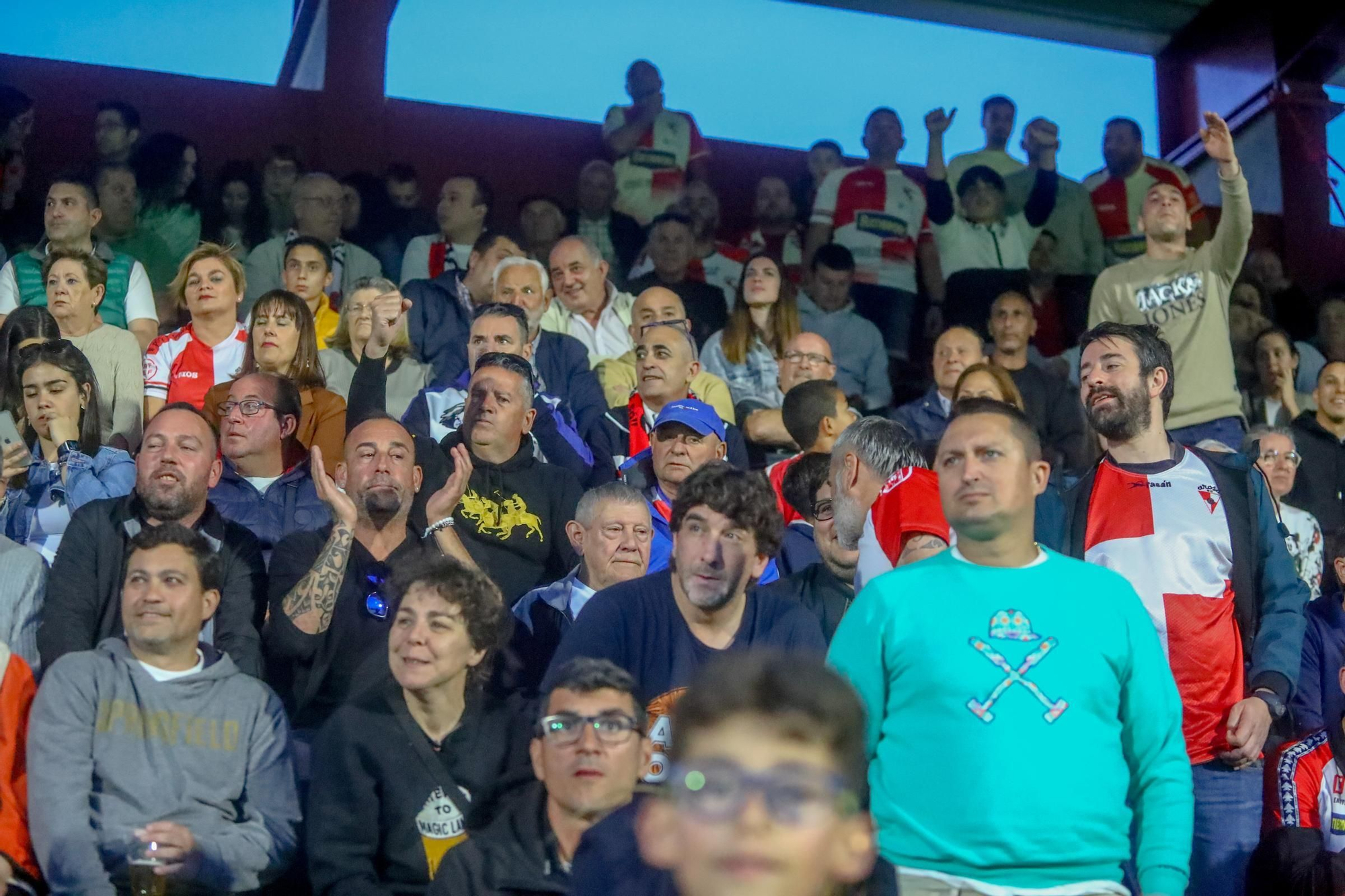 A Lomba vive una fiesta del fútbol con final feliz para el Arosa ante la UD Ourense (3-0)