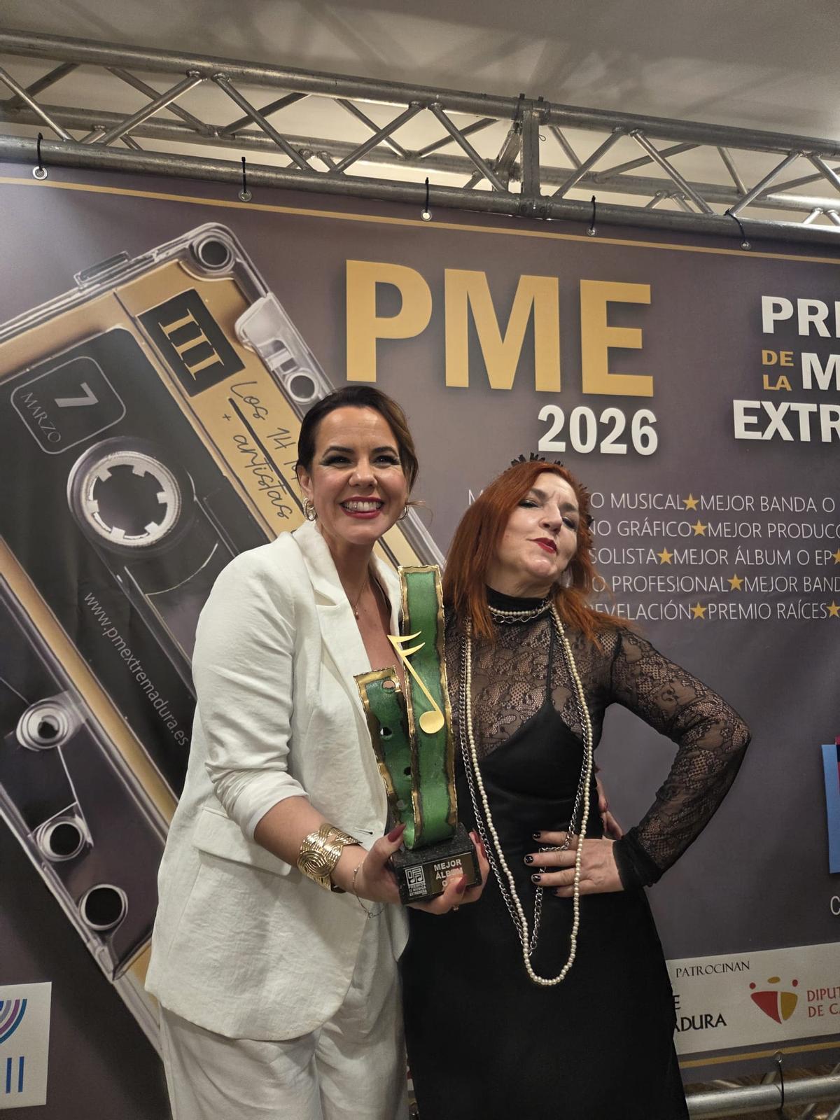 Marisol Torres con Esther Merino.