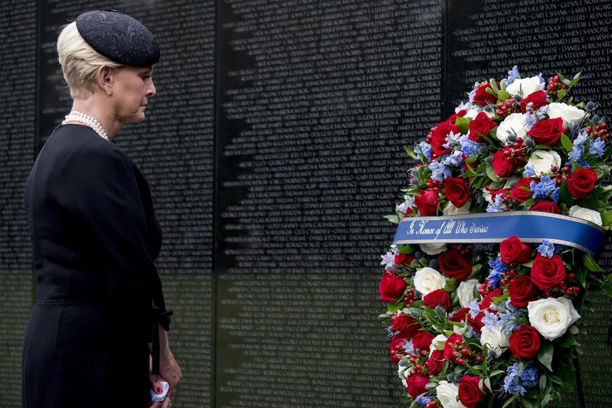 DCAH102. Washington (United States), 01/09/2018.- Cindy McCain, wife of, Sen. John McCain, R-Ariz., lays a wreath at the Vietnam Veterans Memorial in Washington, USA, 01 September 2018, during a funeral procession to carry the casket of her husband from the US Capitol to National Cathedral for a Memorial Service. McCain died 25 August 2018 from brain cancer at his ranch in Sedona, Arizona, USA. He was a veteran of the Vietnam War, served two terms in the US House of Representatives, and was elected to five terms in the US Senate. McCain also ran for president twice, and was the Republican nominee in 2008. (Estados Unidos) EFE/EPA/ANDREW HARNIK / POOL