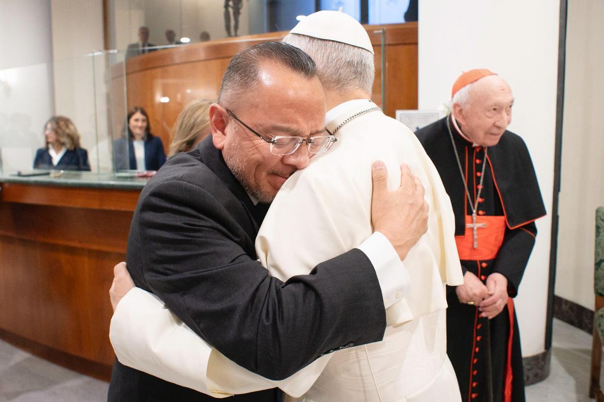 Rodrigo Guerra abraza a Robert Prevost tras ser elegido Papa, el pasado 8 de mayo.