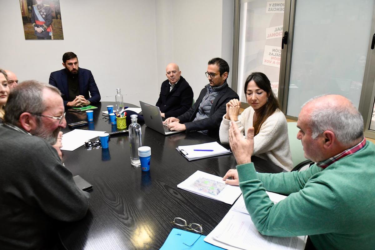 Reunión de la plataforma de afectados por las fotovoltaicas con los dirigentes de Vox.