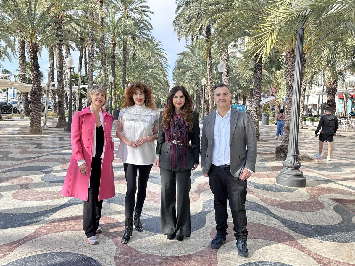 Rosario Puñales, Cristina Rodríguez, Ana Poquet y Vicente Seva, en la Explanada de Alicante