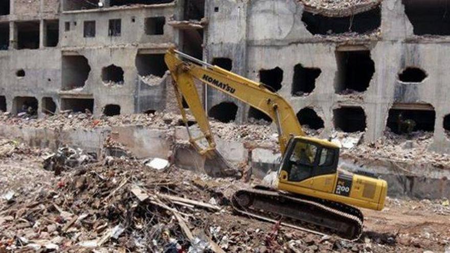Bangladés finaliza la búsqueda de cadáveres en el edificio textil derrumbado