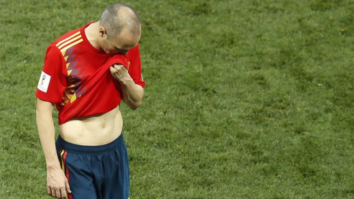 Andrés Iniesta deja el campo tras caer España eliminada por Rusia.