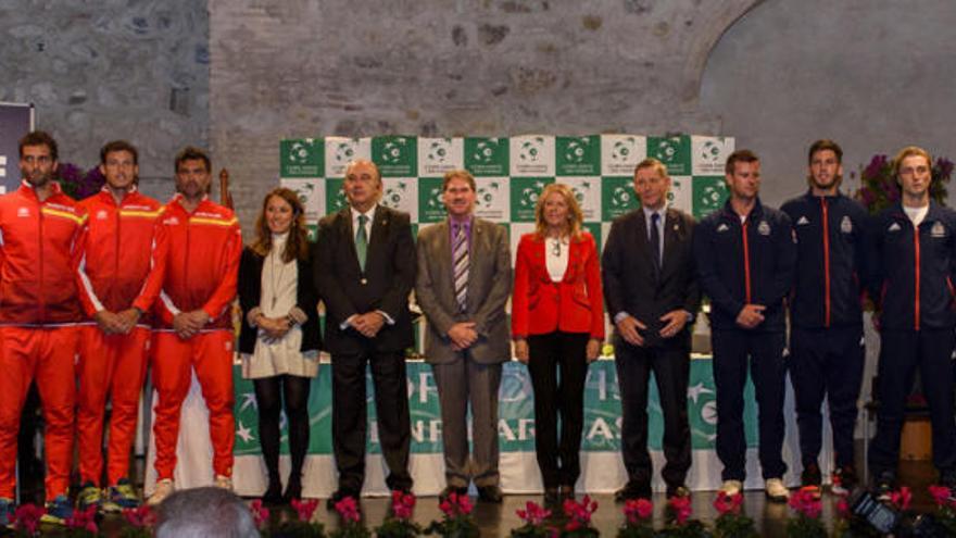 Las selecciones de España y de Gran Bretaña posan tras el sorteo de los emparejamientos junto a diferentes autoridades celebrado en el Centro Cultural Trapiche de Guadaiza de San Pedro Alcántara. La alcaldesa de la ciudad, Ángeles Muñoz, aseguró que Marbella «es una ciudad hospitalaria, inigualable, con un clima excepcional y con unas magníficas instalaciones deportivas». La primera edil marbellí estuvo acompañada en el acto, entre otras personalidades, por el presidente de la Federación Internacional de Tenis, David Haggerty; el de la española, Miguel Díaz; y el de la británica, Martin Corrie.