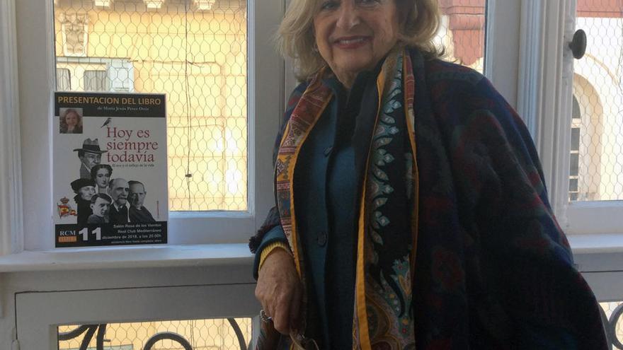 María Jesús Ortiz, esta semana en La Opinión con el cartel de la presentación de su libro.