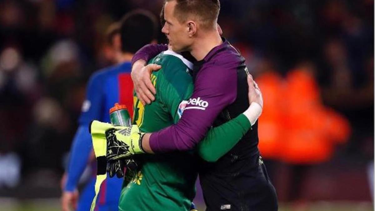 Ter Stegen consuela a Javi Varas al final del partido.