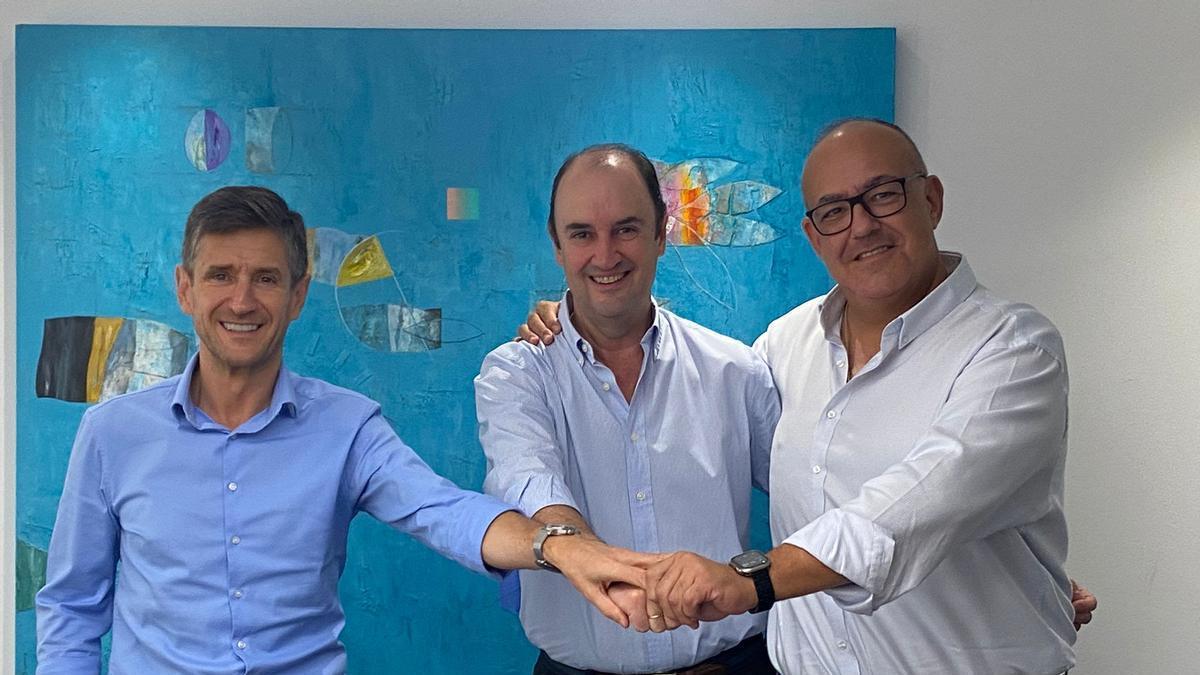 Eduardo Rodríguez Quirós, director de Inversiones de CEX Capital, entre Enrique Sanfélix  y Joaquín Guillén, directivos de Huevos Guillén, en la firma que da entrada a CEX Capital en el proyecto de Ribera del Fresno.