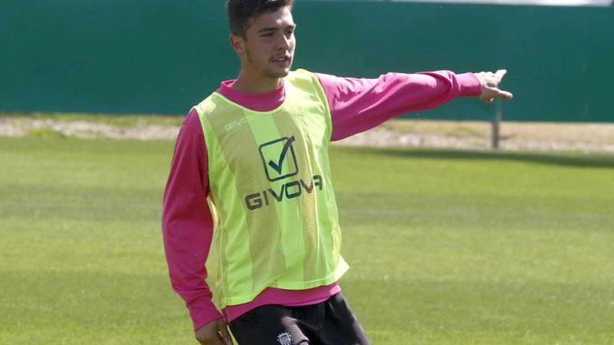 Del Moral, jugador del Córdoba CF, en la sesión de entrenamiento en la Ciudad Deportiva.