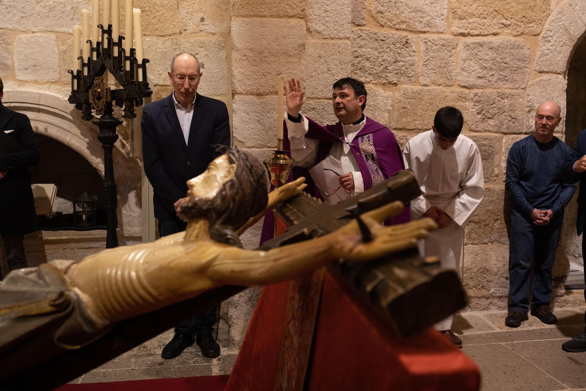 La Hermandad Penitencial del Espíritu Santo baja el Cristo para el besapiés