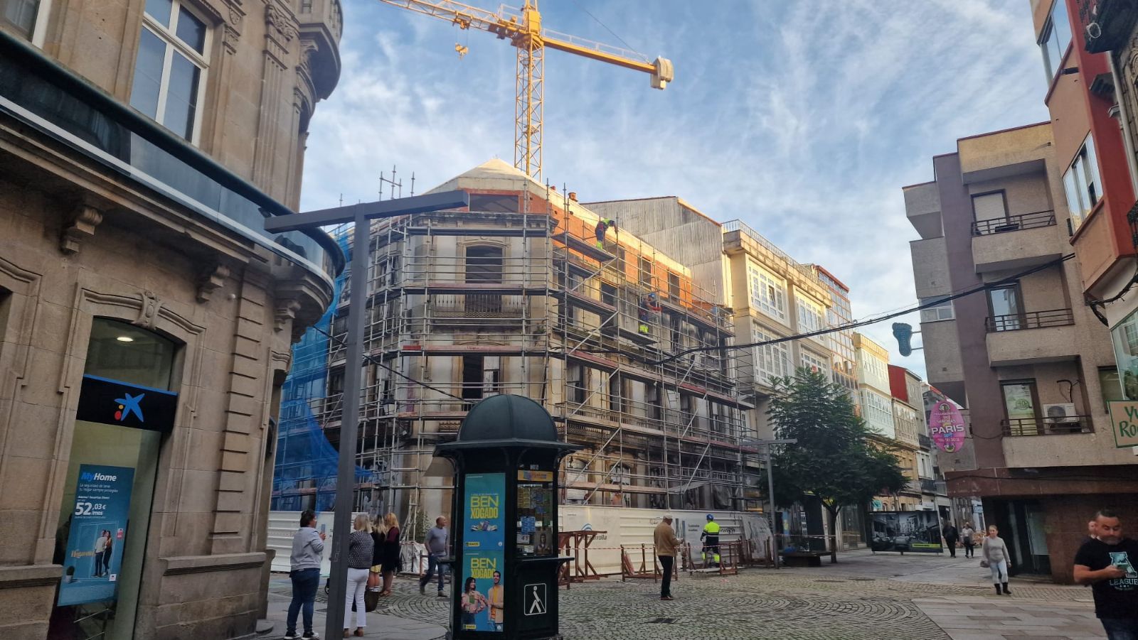 Así se desmontan los andamios en el edificio protegido del centro de Vilagarcía, cuya reconstrucción está a medias y fue paralizada por el Concello hace un año.