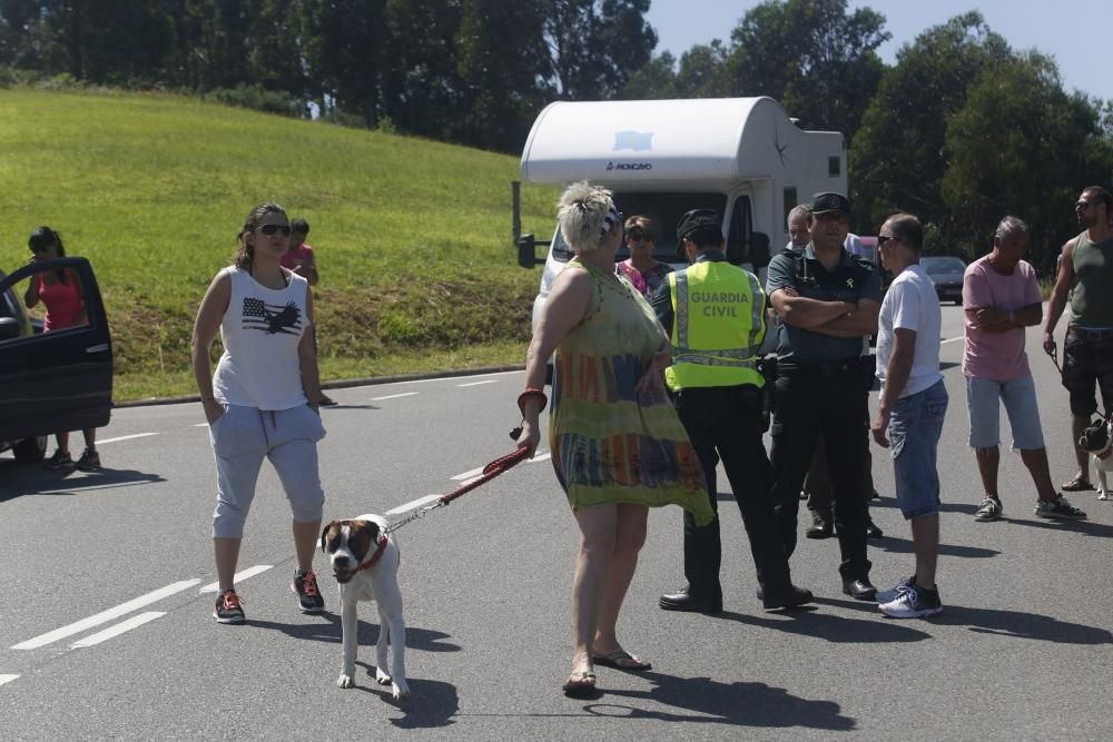 Concentración de los vecinos de Bayas, en Castrillón, contra la presencia de perros en la playa