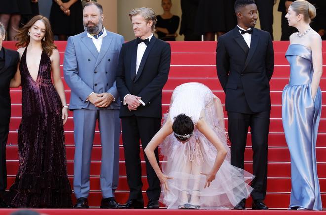 Emma Stone, el director Yorgos Lanthimos, Jesse Plemons, Margaret Qualley, Mamoudou Athie y Hunter Schafer en la première de Kinds of Kindness  en el Festival de Cannes.  