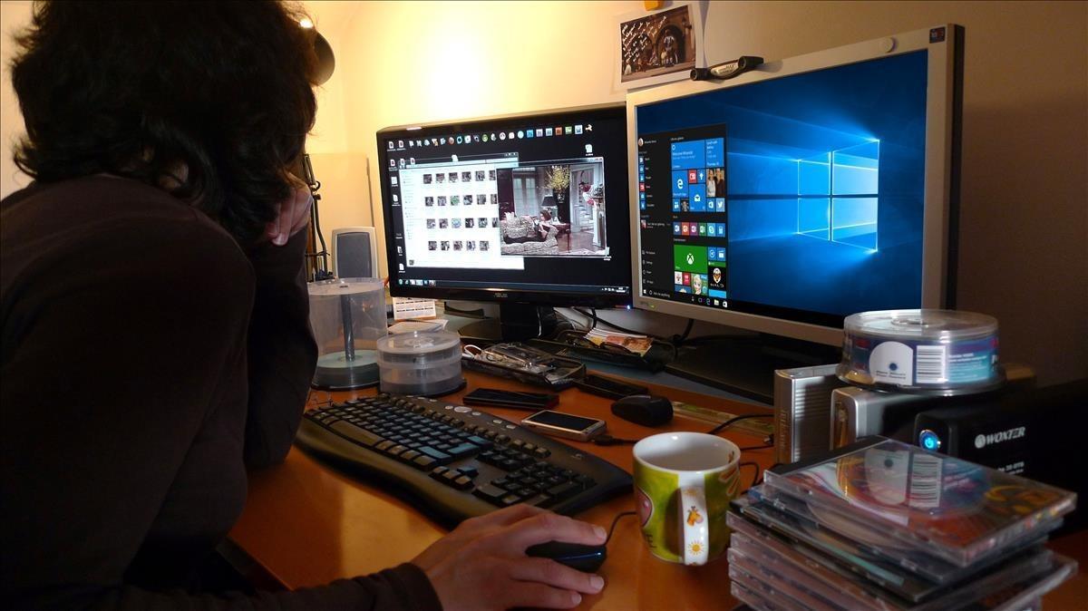 zentauroepp35840976 una usuaria delante de su ordenador con microsoft windows180221122948 zentauroepp35840976 una usuaria delante de su ordenador con microsoft windows180221122948
