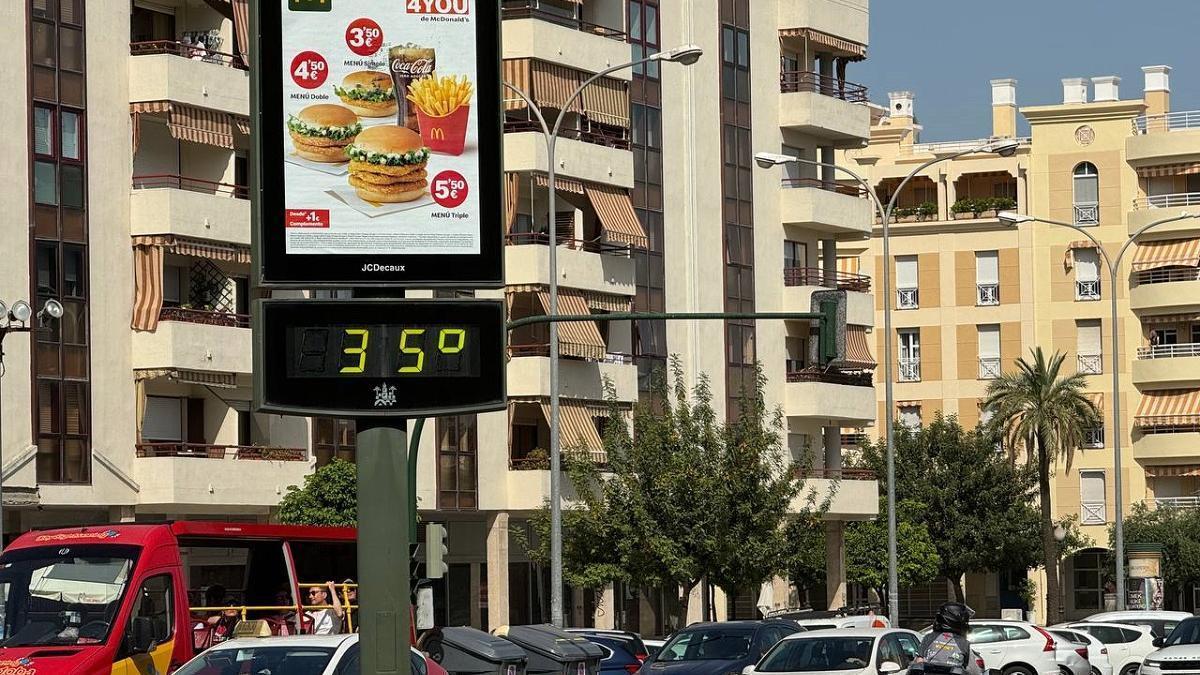 Un termómetro urbano marca 35 grados centígrados en Córdoba.