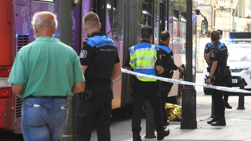 Muere una mujer de 53 años y su pareja resulta herido grave, al ser atropellados por un bus en la plaza de Pontevedra de A Coruña