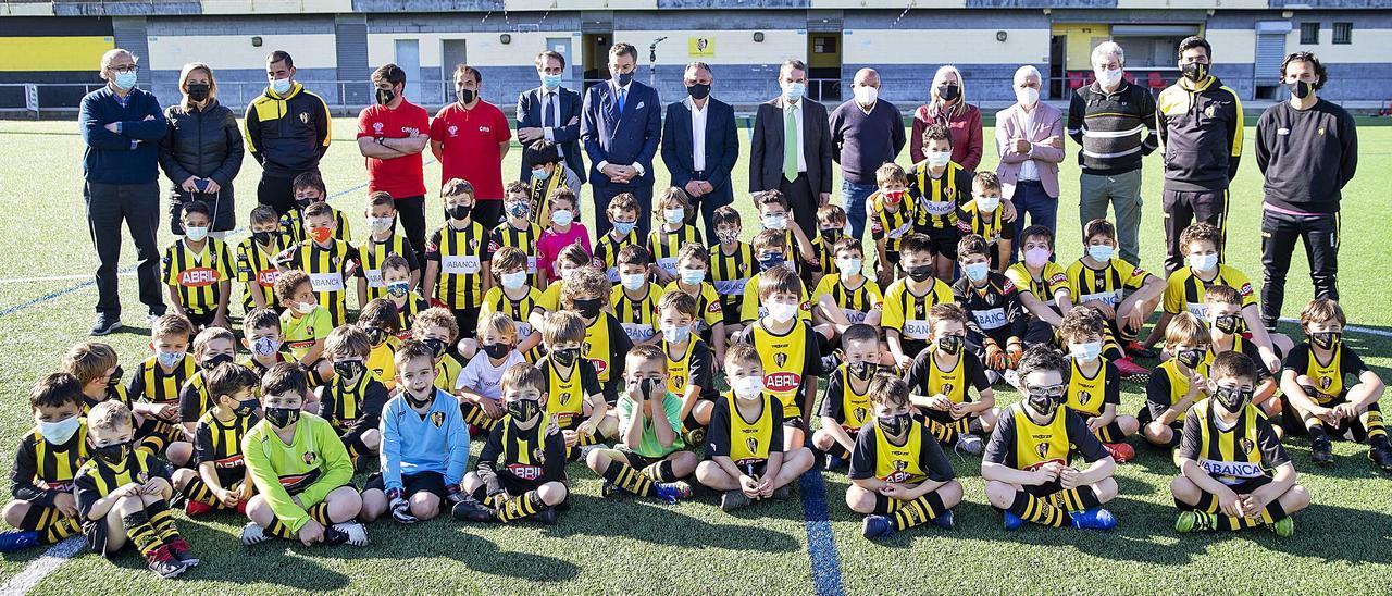 Canteranos y directivos del Rápido, ayer, en la visita de Abel Caballero;
a su izquierda en la foto, Alfonso Caneiro.   | // R. GROBAS