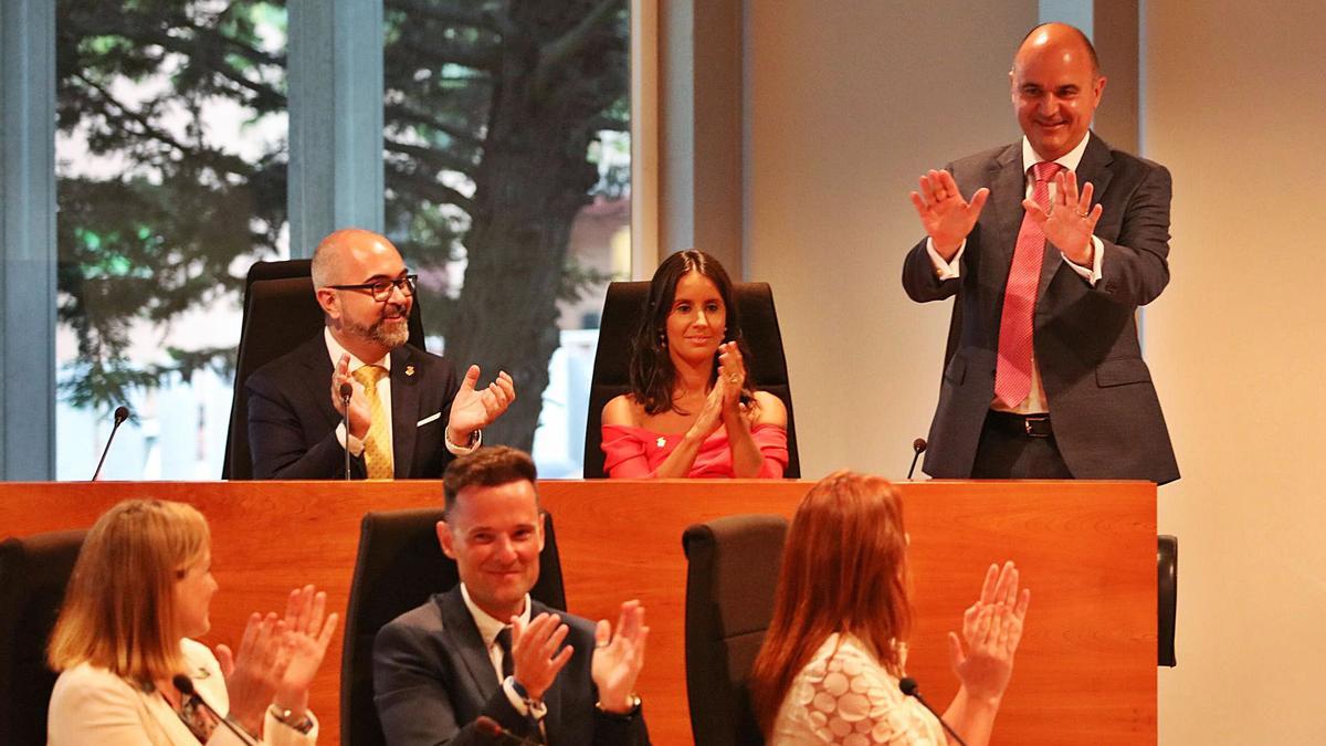 El presidente del Consell, Vicent Marí, recibe el aplauso de los consellers del PP en el acto de investidura del 5 de julio de 2019. | TONI ESCOBAR