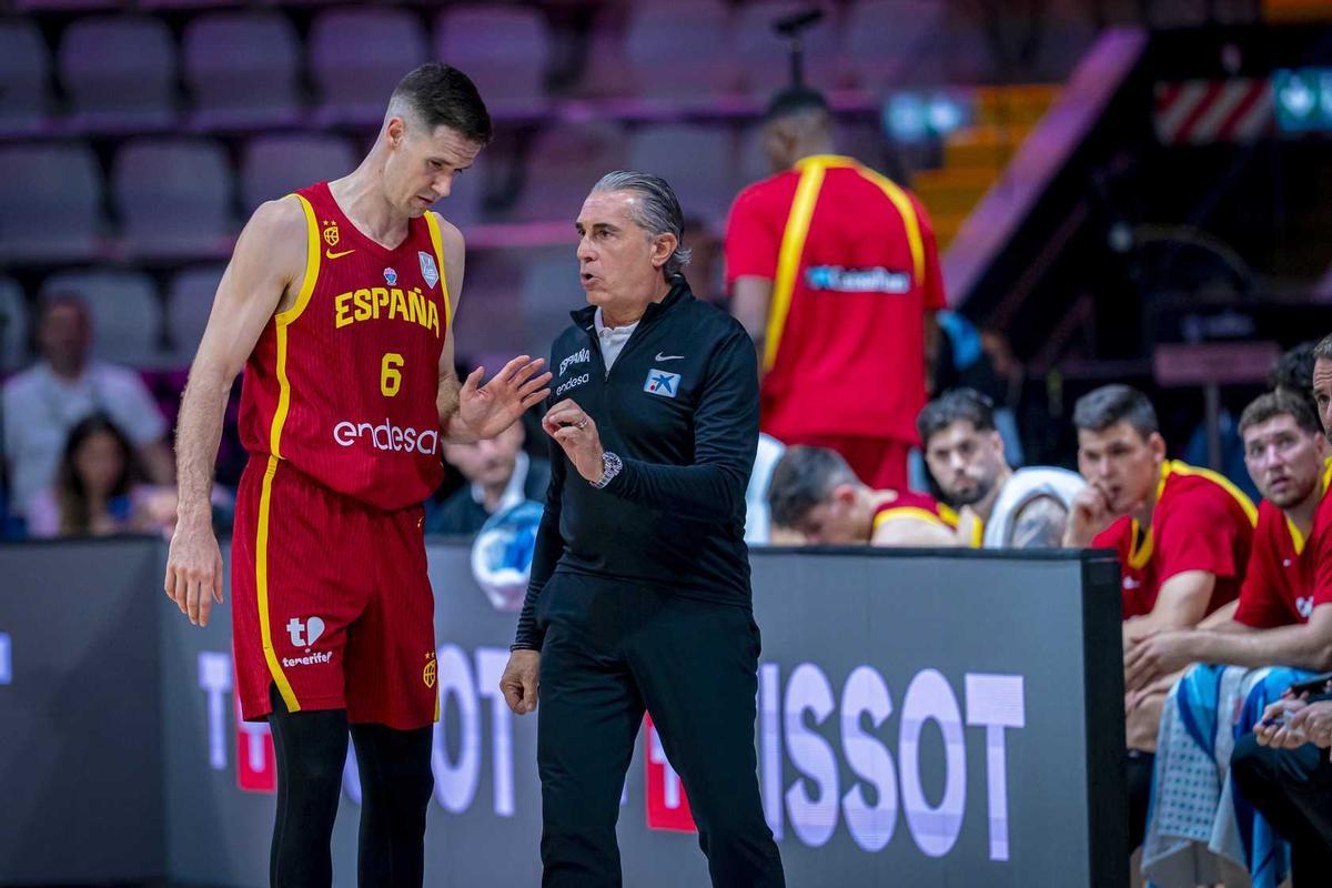 Scariolo da instrucciones a López-Arostegui en el duelo ante Georgia