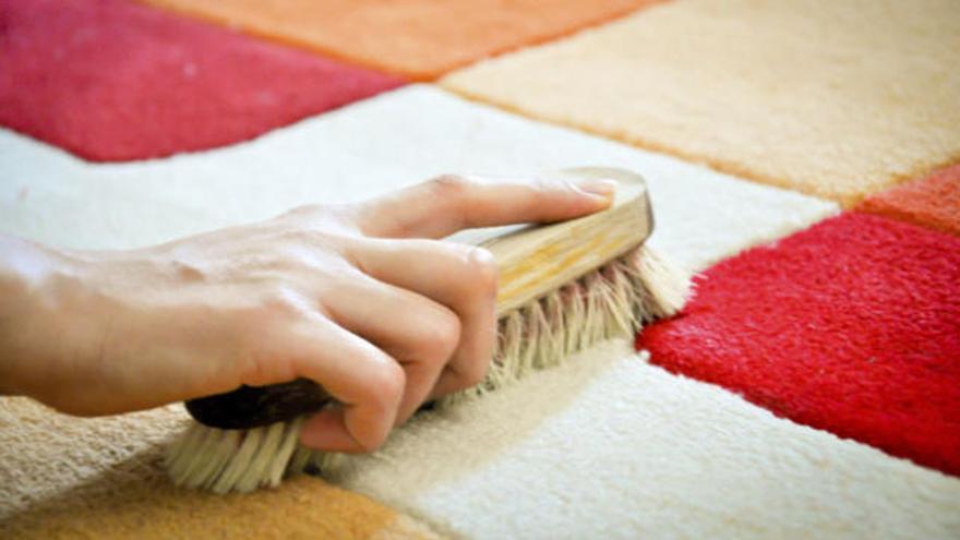 Evita frotar las manchas de las alfombras.