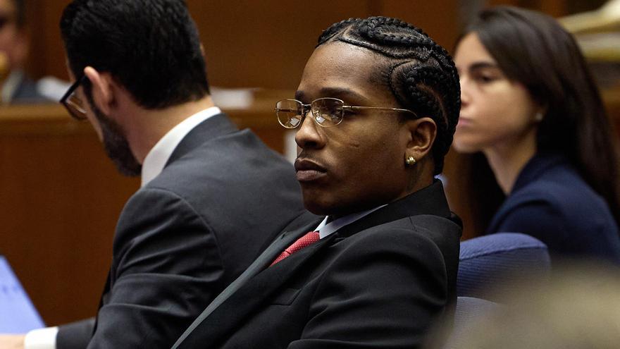 El efusivo abrazo de A$AP Rocky a Rihanna tras ser declarado inocente de agresión con arma de fuego
